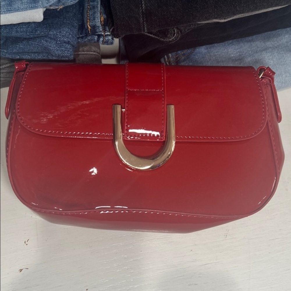 Elegant Red Patent Leather Shoulder Bag - Picture 1 of 3